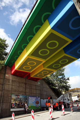 Illustration for article titled This Giant LEGO Bridge Looks Photoshopped (But It's Not)